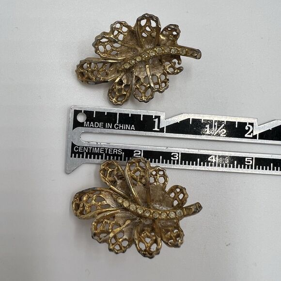 VINTAGE BSK - BRUSHED GOLDTONE CUT-OUT CURVED LEAF EARRINGS - CLIP-ON Rhinestone - Picture 6 of 6